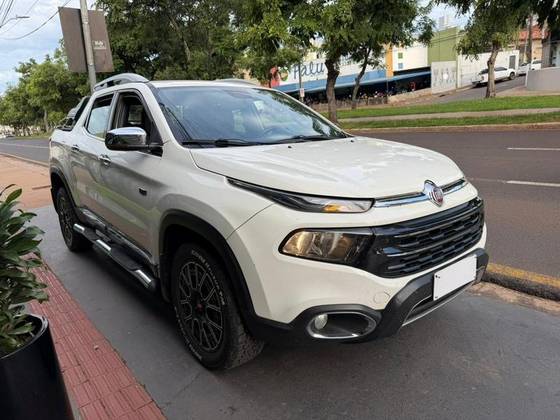 FIAT TORO 2.0 16V TURBO DIESEL RANCH 4WD AT9 FIAT TORO 2.0 16V TURBO DIESEL RANCH 4WD AT9